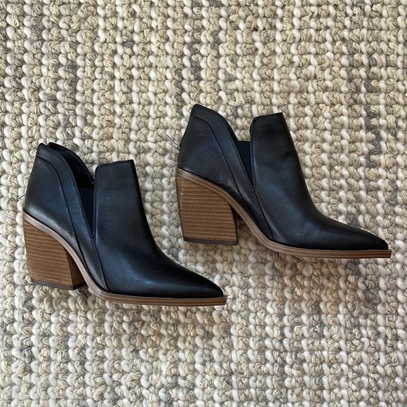 Vince Camuto Shoes - Vince Camuto Black Bootie 9M